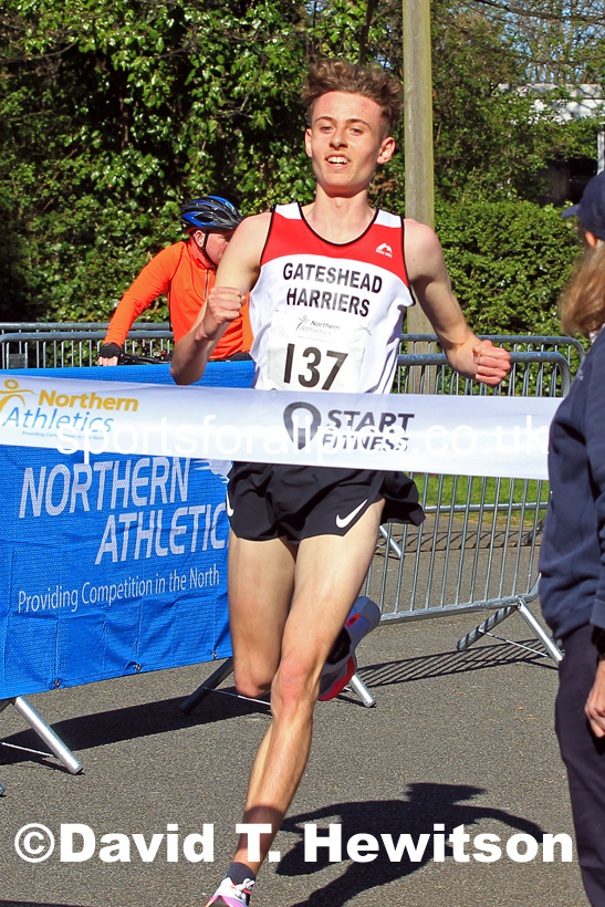 Mens Under-17s 5k, 2022 Northern 12 and 6 Stage Road Relays,  Birkenhead Park, Birkenhead, Wirral.  Photo: David T. Hewitson/Sports for All Pics